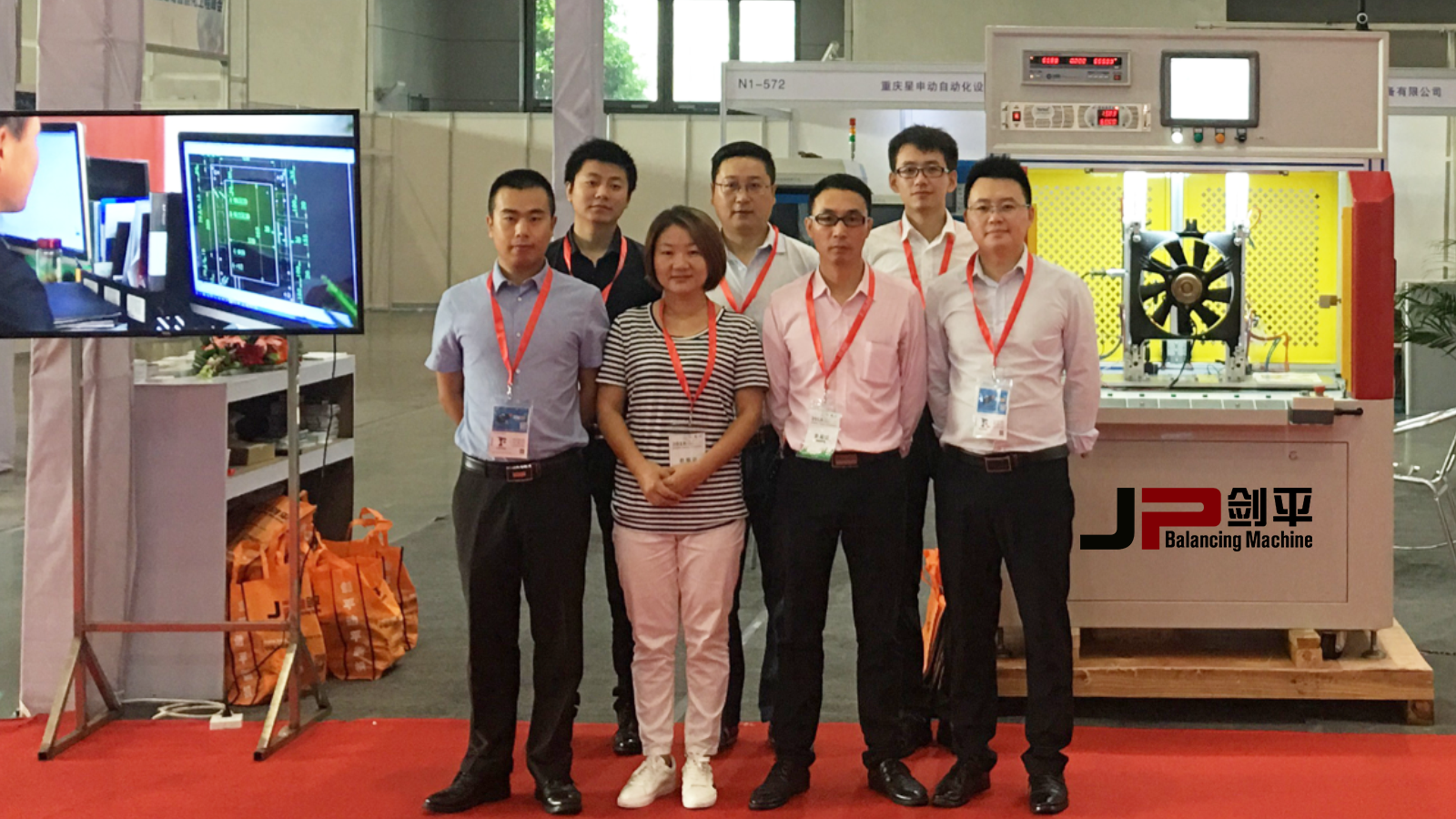 劍平重慶汽車展合影